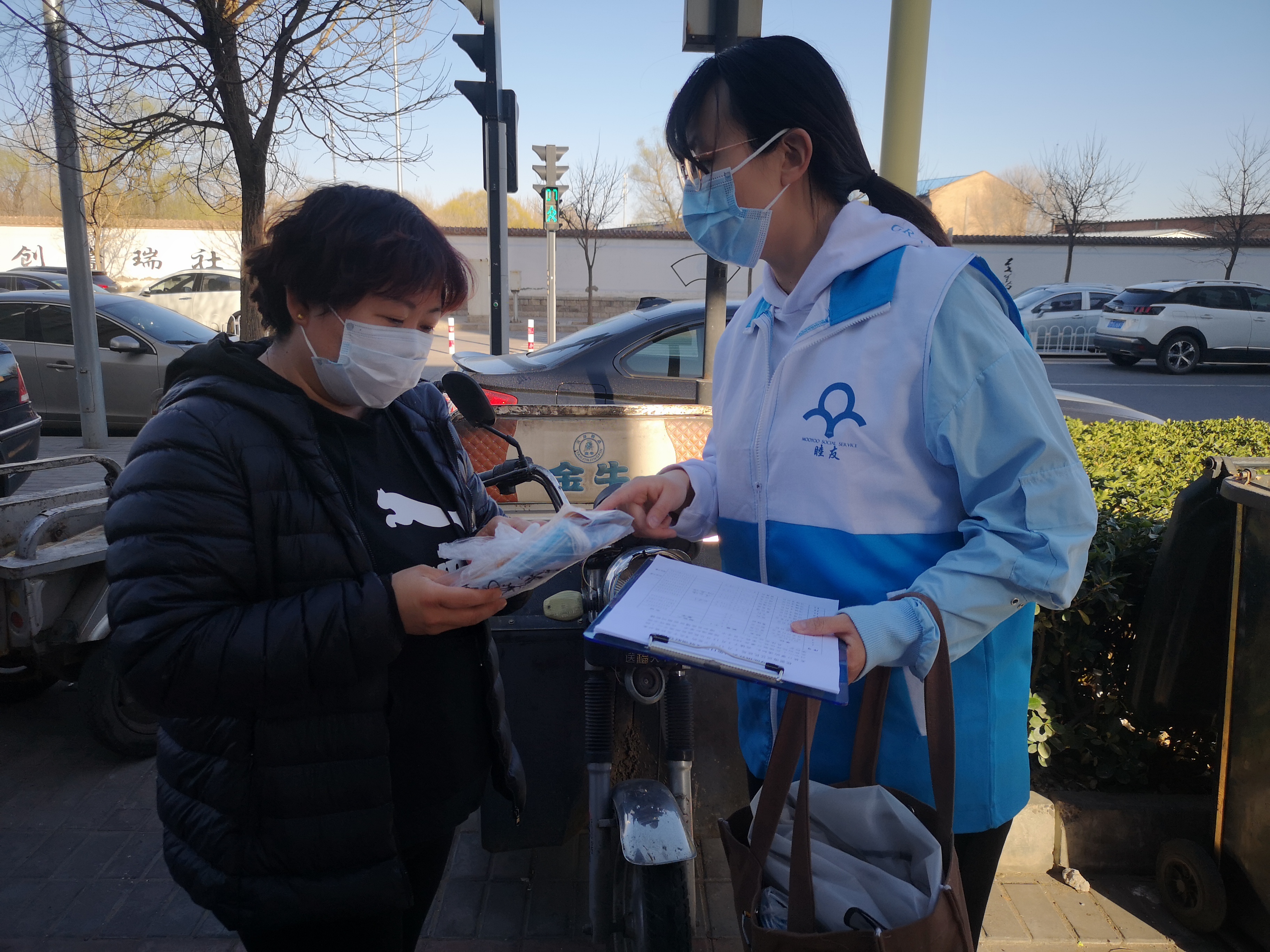北京姑娘11年为90户困境老人解决问题，“他们叫我‘小甜甜’”