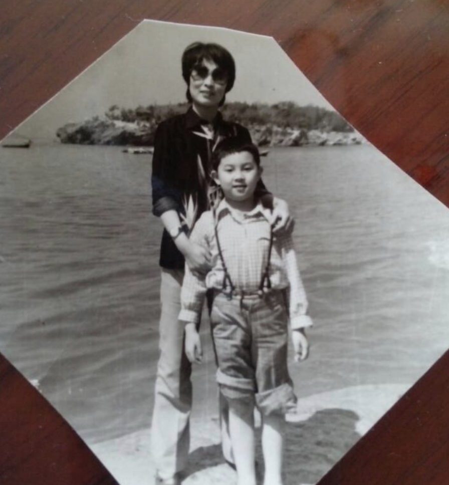 沙溢晒安吉小鱼儿为奶奶庆生，兄弟俩越长越像，胡可婆婆罕见出镜