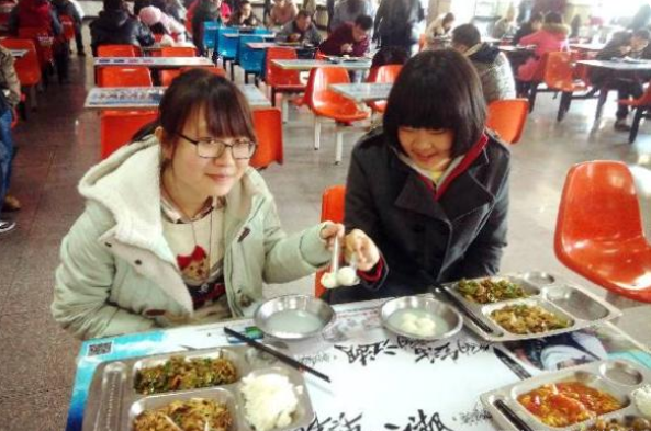 南工大封校后，食堂大叔打出“嚣张标语”，学生：你等解封的