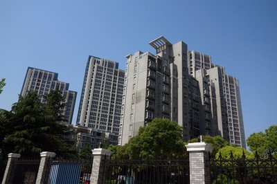一个80后上海“土著”家庭的窘境：年薪40万还住着50平的老弄堂