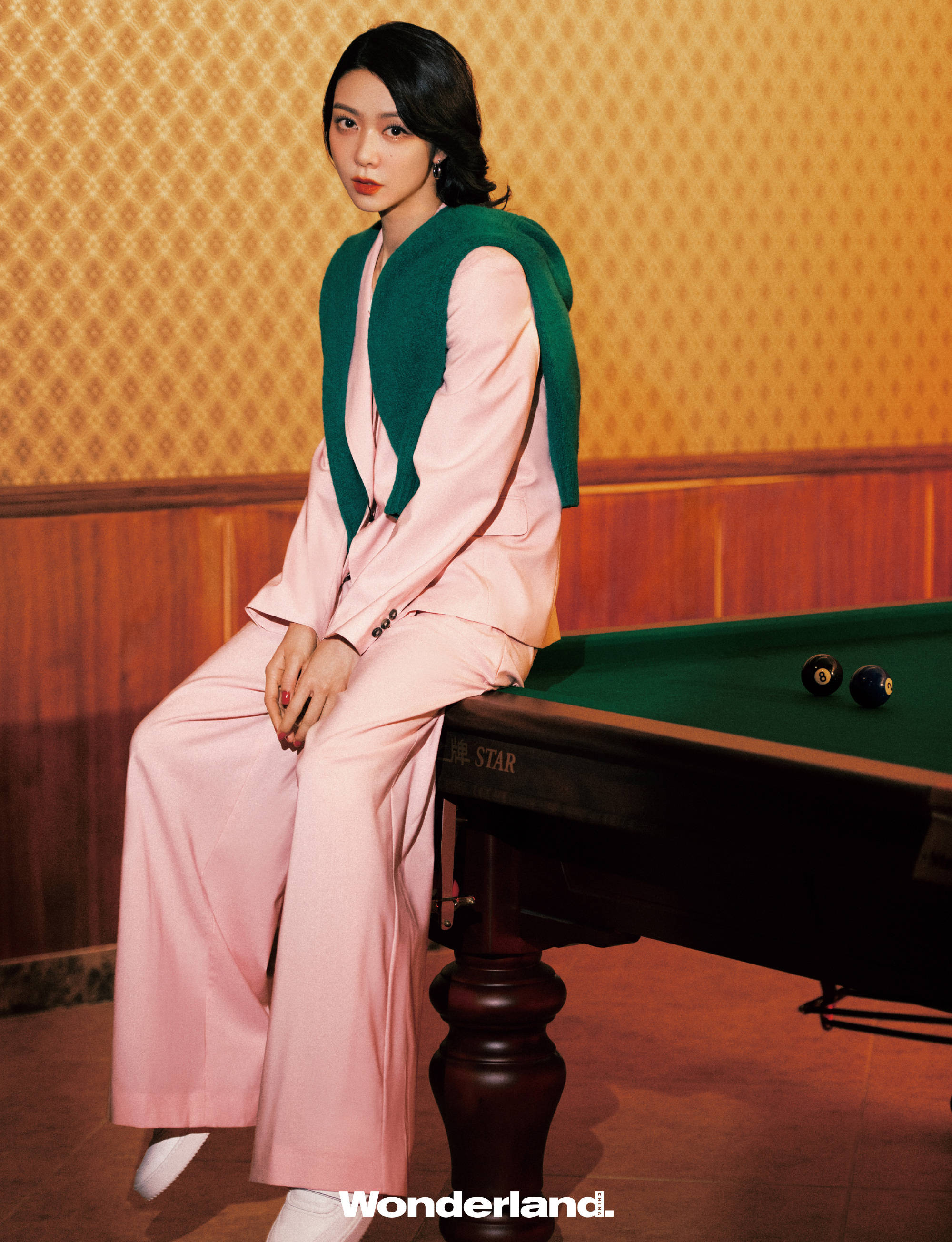 薛凯琪全新大片玩复古风 暖调光影之下别有韵味