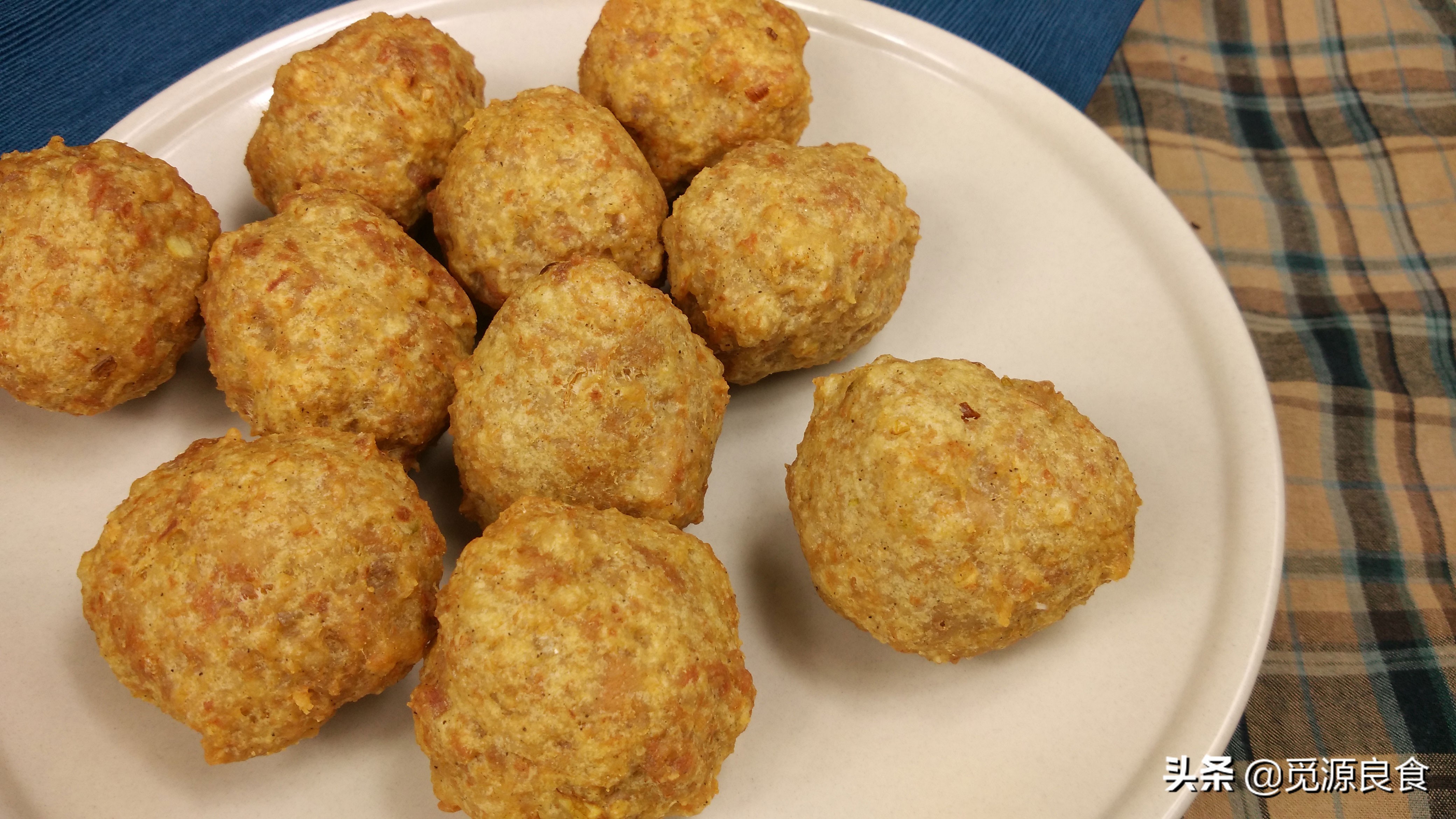 腊月二十六炸丸子，讲究“5放3不放”，肉丸子蓬松酥脆，放凉不硬