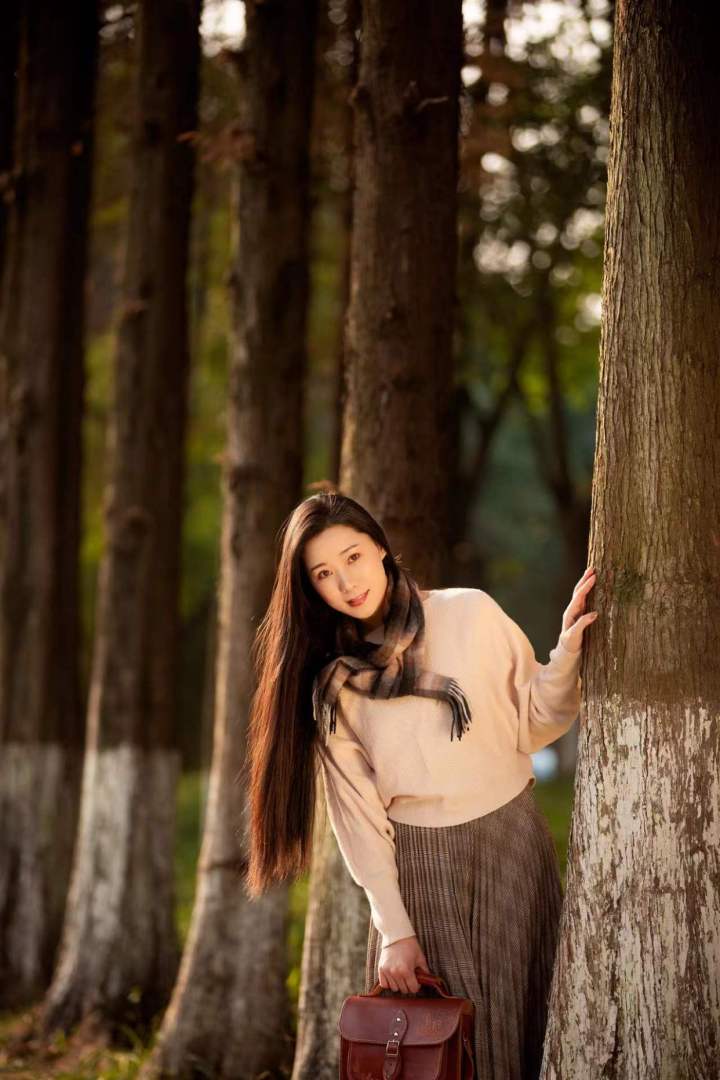 氣質(zhì)女性拍照技巧，7個(gè)有效擺姿，拍照優(yōu)雅知性很有魅力