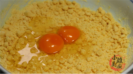 玉米面加鸡蛋，开水烫一烫，瞬间变成早餐饼，蓬松柔软比馒头还香