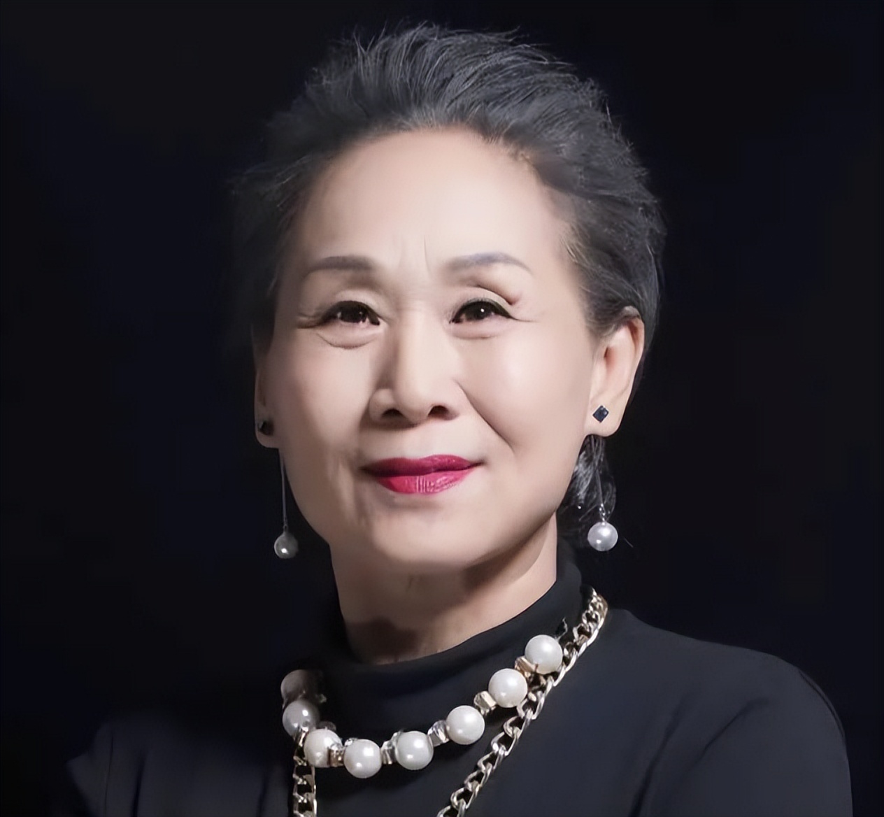 “百亿老太”苇青：荧屏上的扮丑卖惨只是表象，她的故事很励志