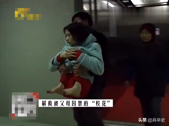 2015年，湖北24岁校花被父母“囚禁”5年，衣不蔽体与蛇鼠同住