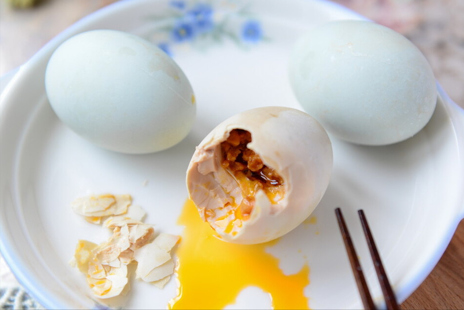 腌咸鸭蛋还得老方法，不泡盐水不裹黄泥，半个月腌好起沙又流油