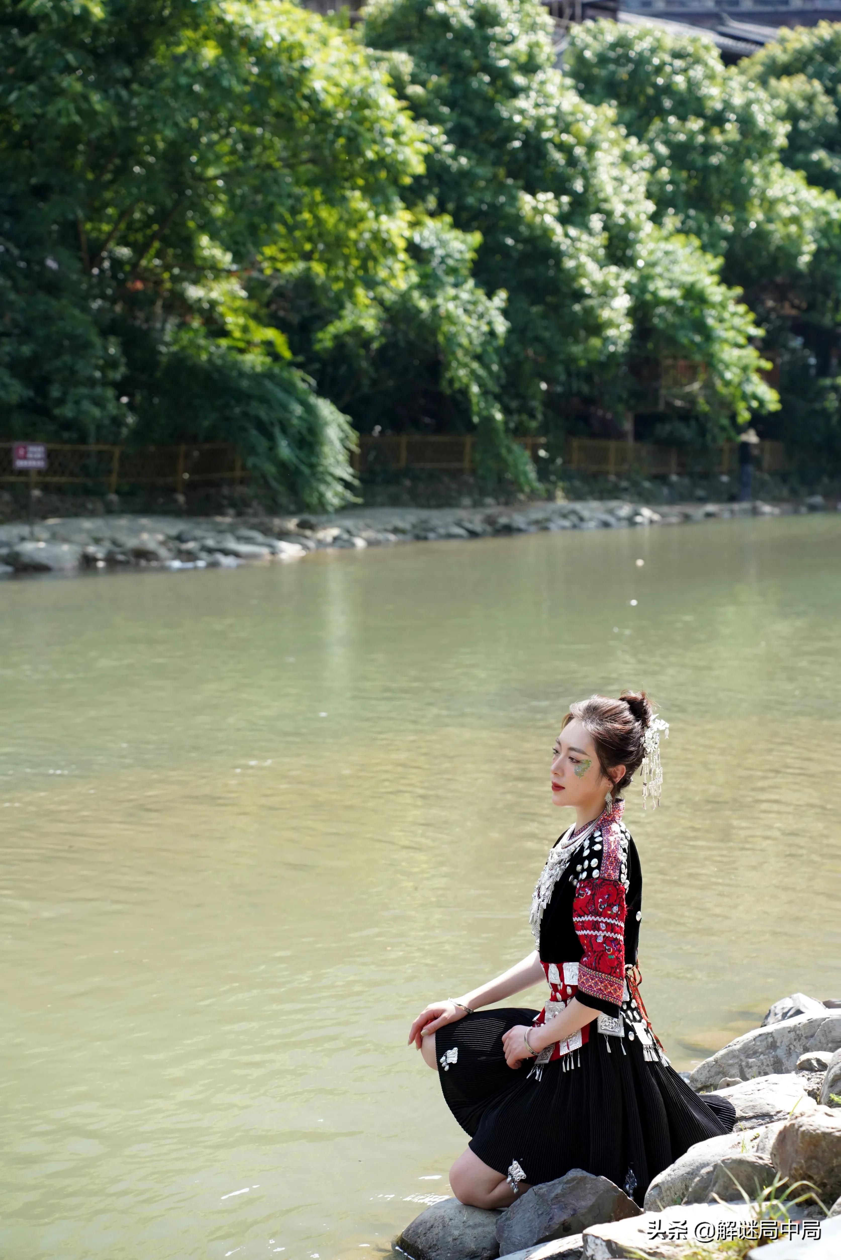 贵州女主持人苗寨游玩，精美的服饰穿在美人身上，太有文化气质了