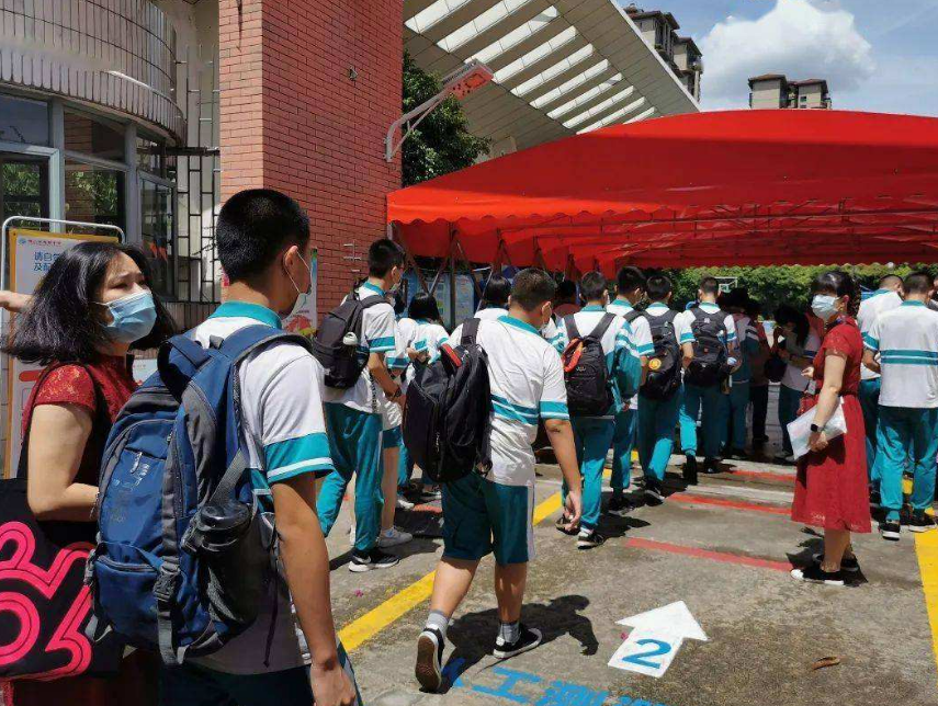 22年浙江进行“首场高考”，57万学生奔赴考场，网友却觉得不合理