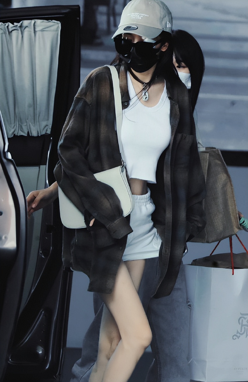 杨幂眼贴纱布疑受伤