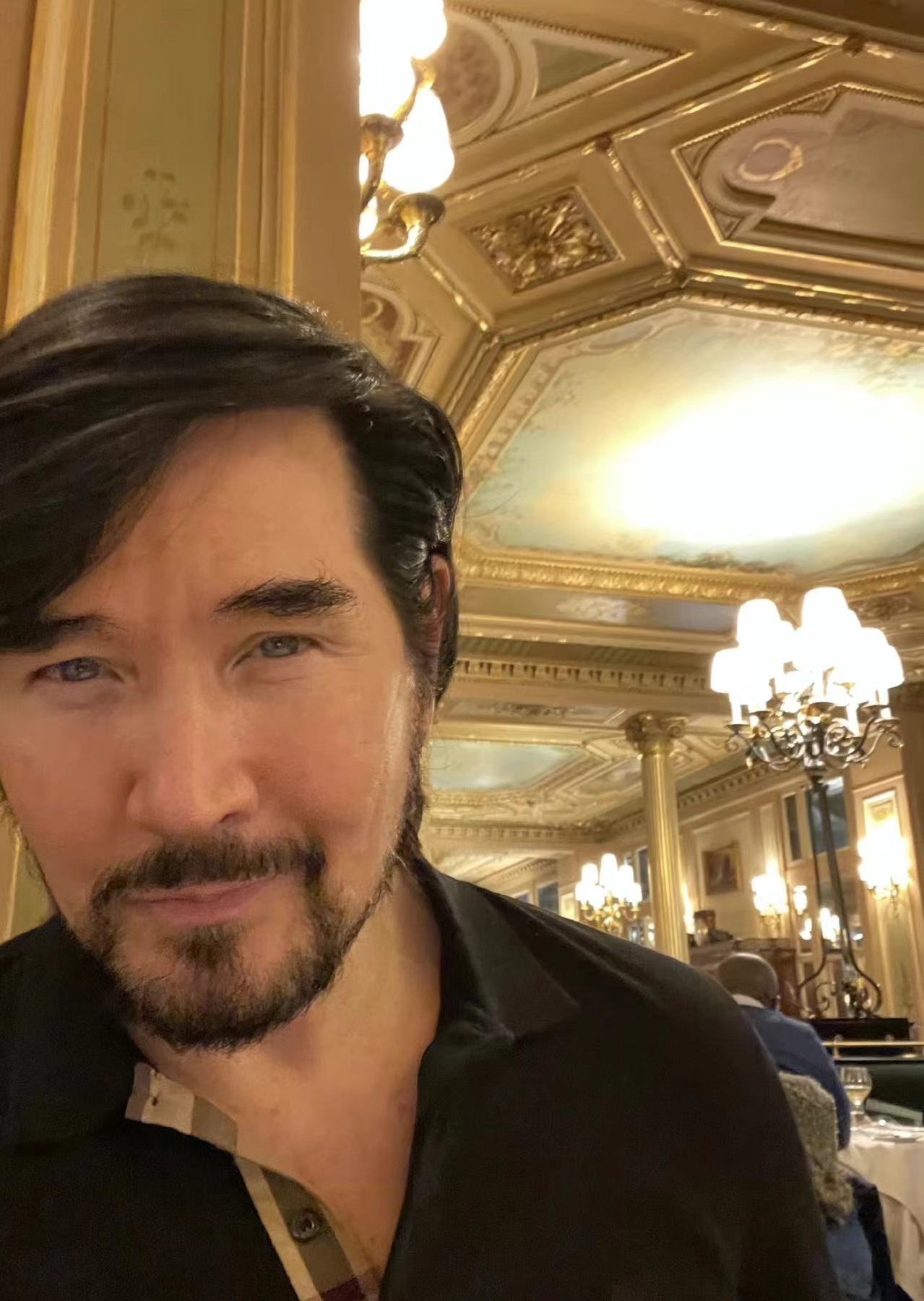 费翔个人资料(62岁费翔美国晒照庆生!