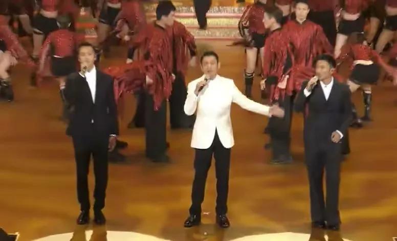 香港回归25周年众星齐聚！成龙好老刘德华气场强，霆锋伟霆似同龄