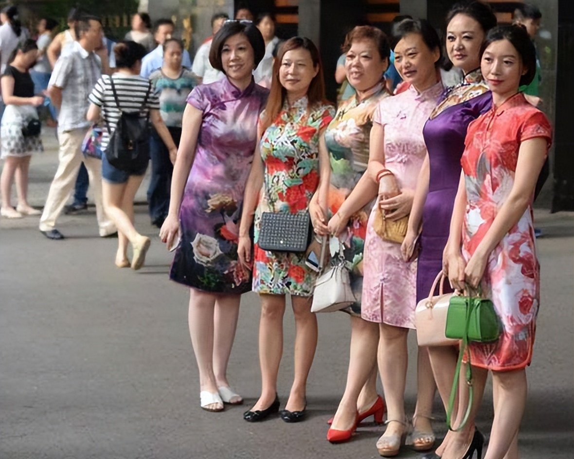 高考将至，家长需要穿旗袍手捧鲜花陪考吗？一线老师对此给出回应