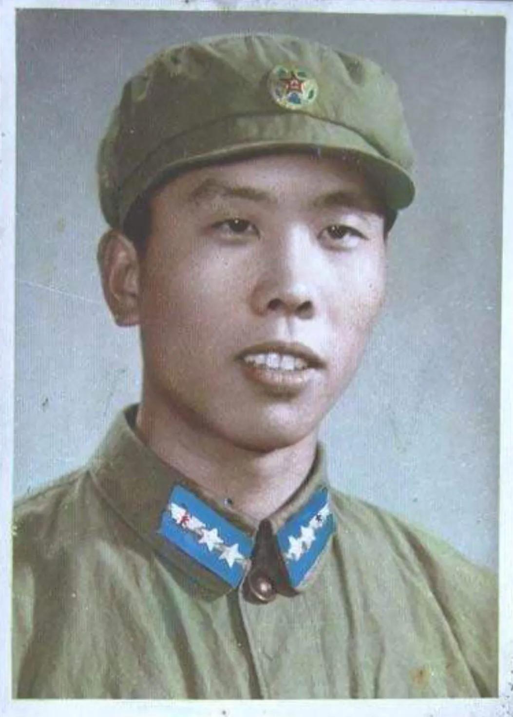 一名空军中士一名装甲兵中士"55式"中士军衔鉴赏,上图为:汽车兵中士