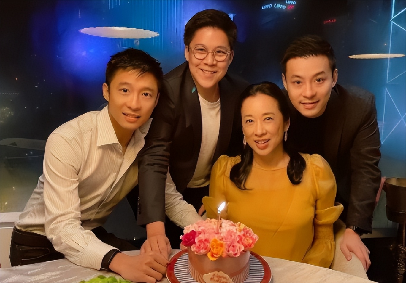 知名女星开演唱会！霍启山现身支持穿西装帅气十足，39岁单身多年