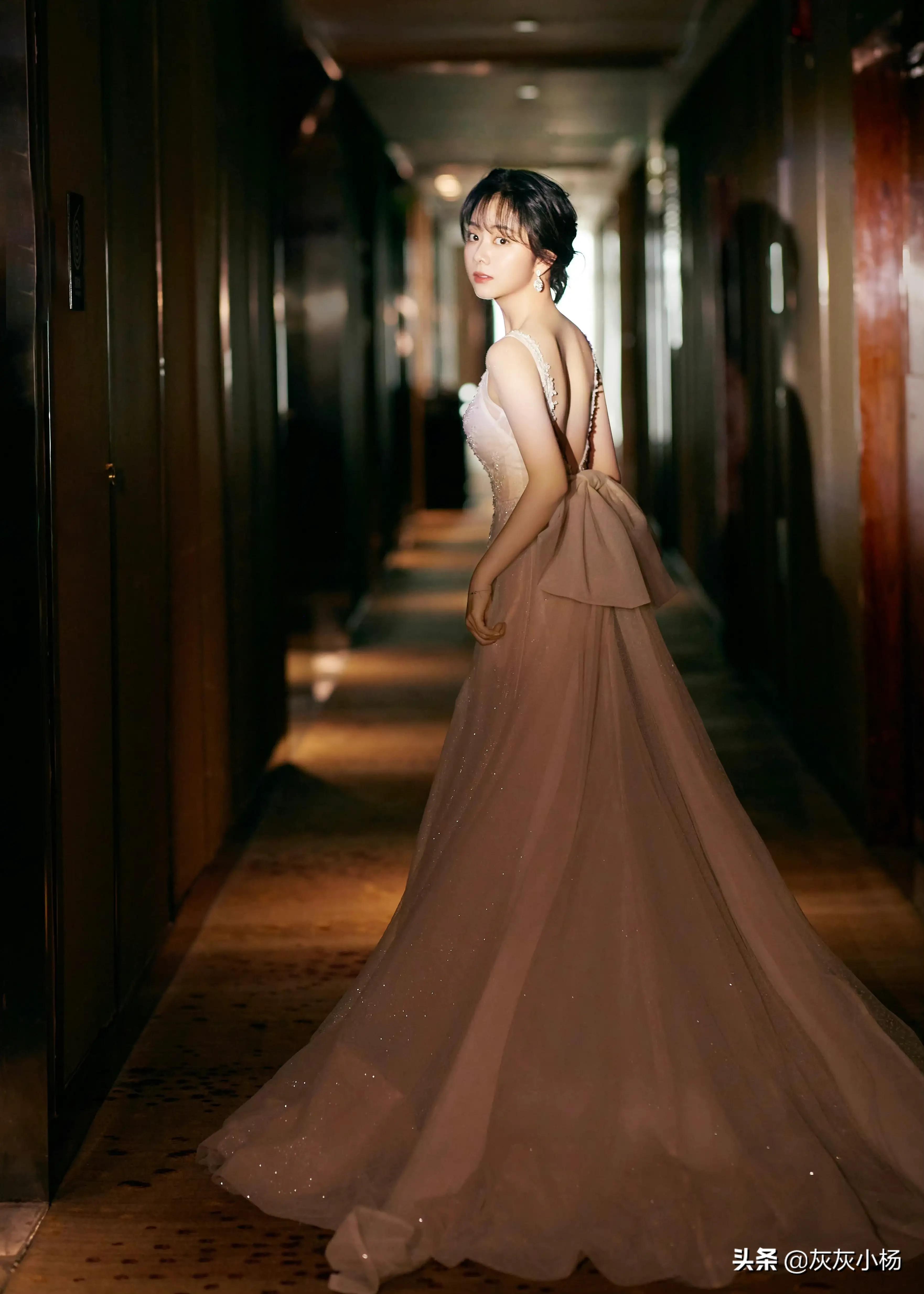 谭松韵，长裙娃娃脸，甜美可爱
