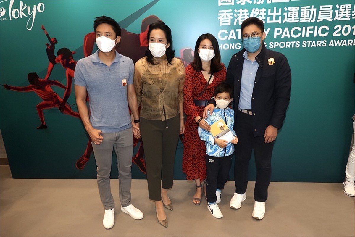 郭晶晶罕见与婆婆同现活动，她印花红裙温柔似水，婆婆一看就强势