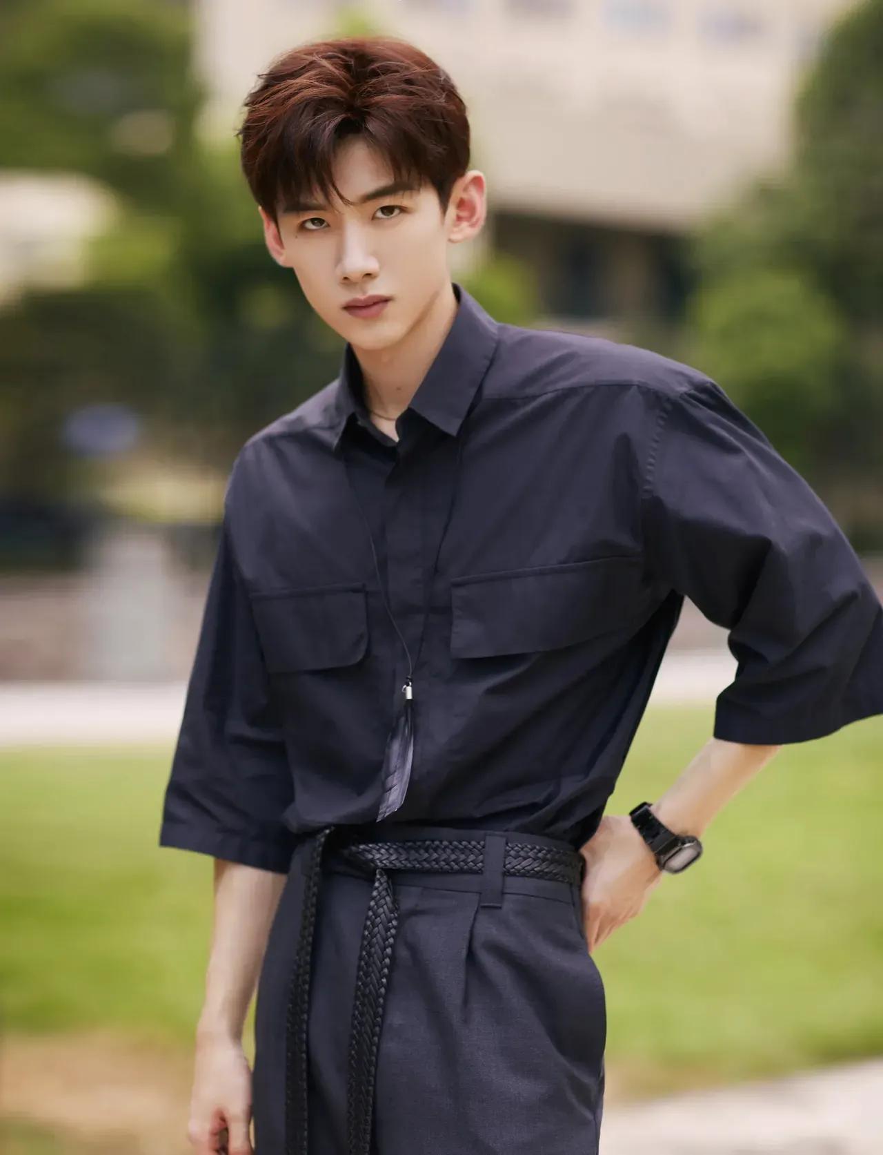 白敬亭黑色系又酷又帅，挺拔阳光，帅气的少年