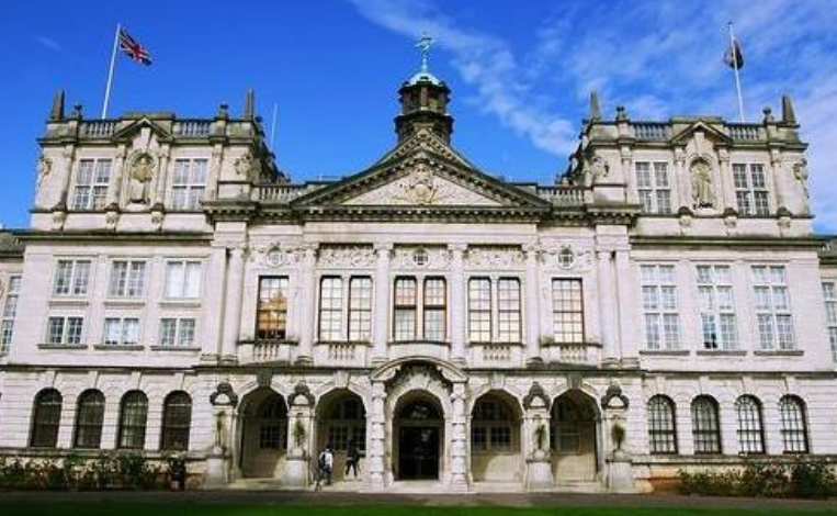 英国老奶奶爱上小50岁埃及小鲜肉，闪婚成功，英国首相回信支持