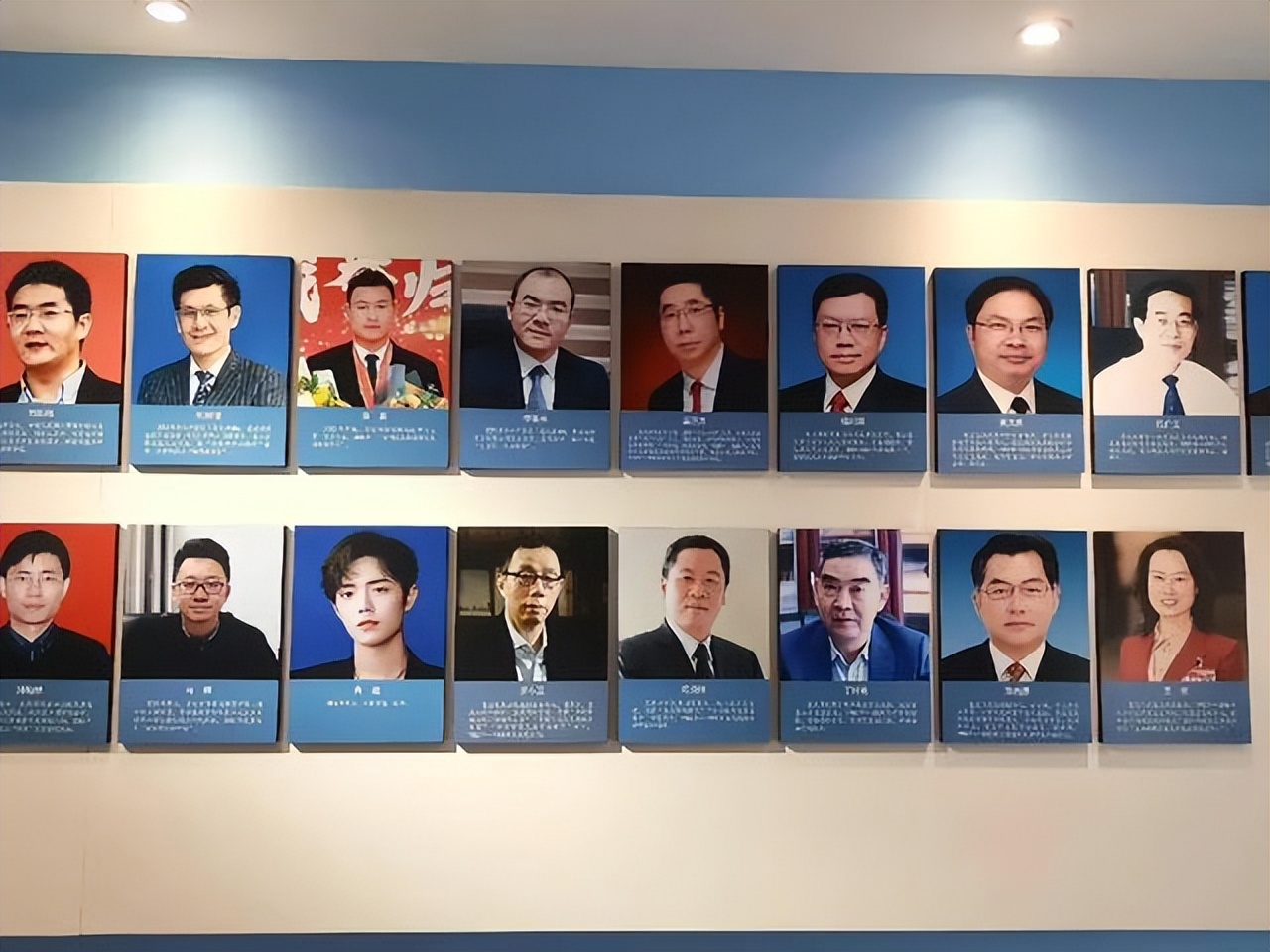 肖战又躺枪?进母校重庆工商校史馆被质疑,实至名归or德不配位?