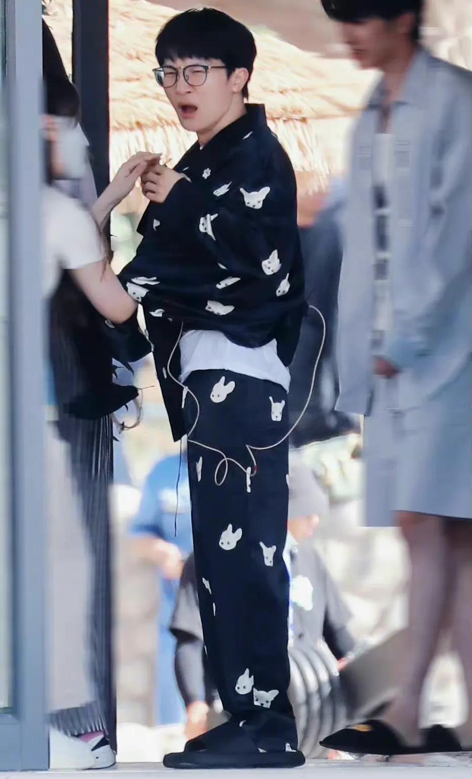 白鹿蔡徐坤睡衣造型，慵懒居家风格，睡意朦胧的样子好可爱