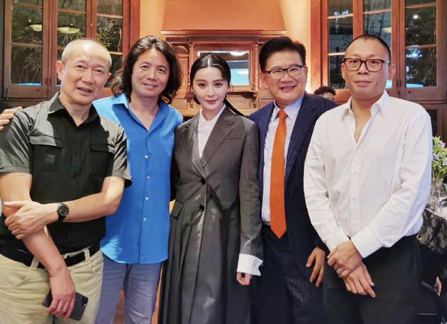 范冰冰晒西安度假照，靠在男友人肩头很亲密，新作定档难掩好心情