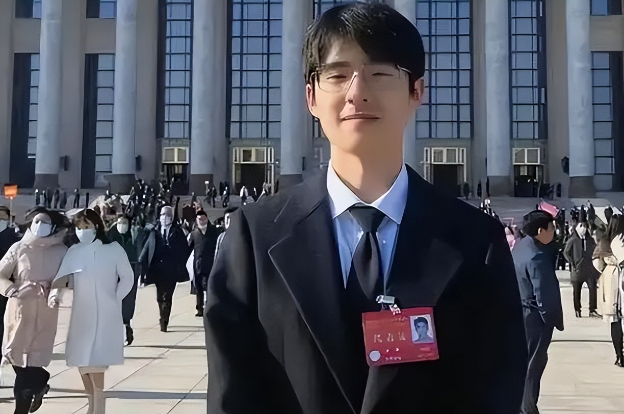 明星考编不用笔试？易烊千玺考编成功，被曝无笔试流程引发争议