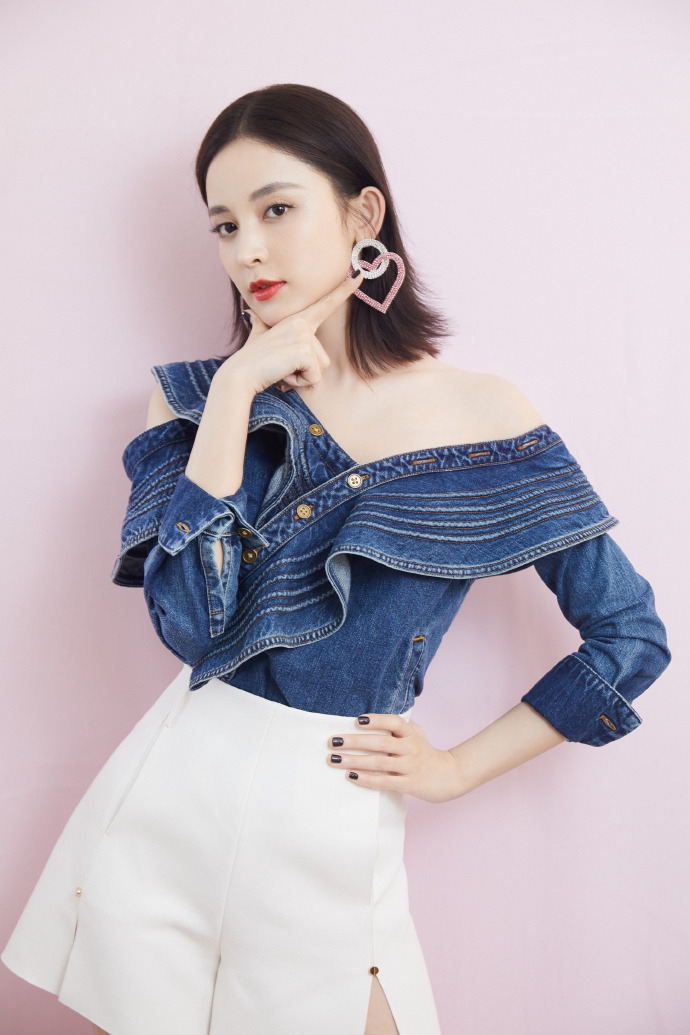 古力娜扎粉色爱心耳环对镜搞怪九连拍甜度满分写真