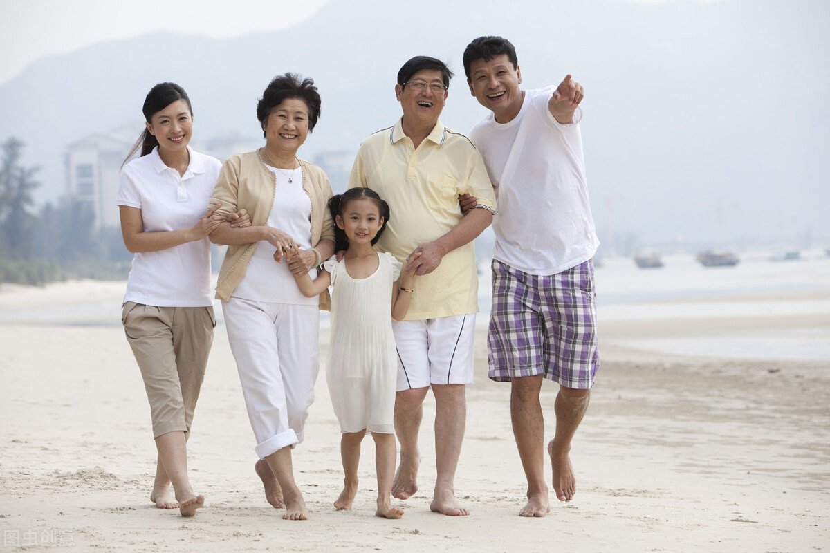 儿女上了大学，老家的房子出租，她带着母亲回深圳继续打工