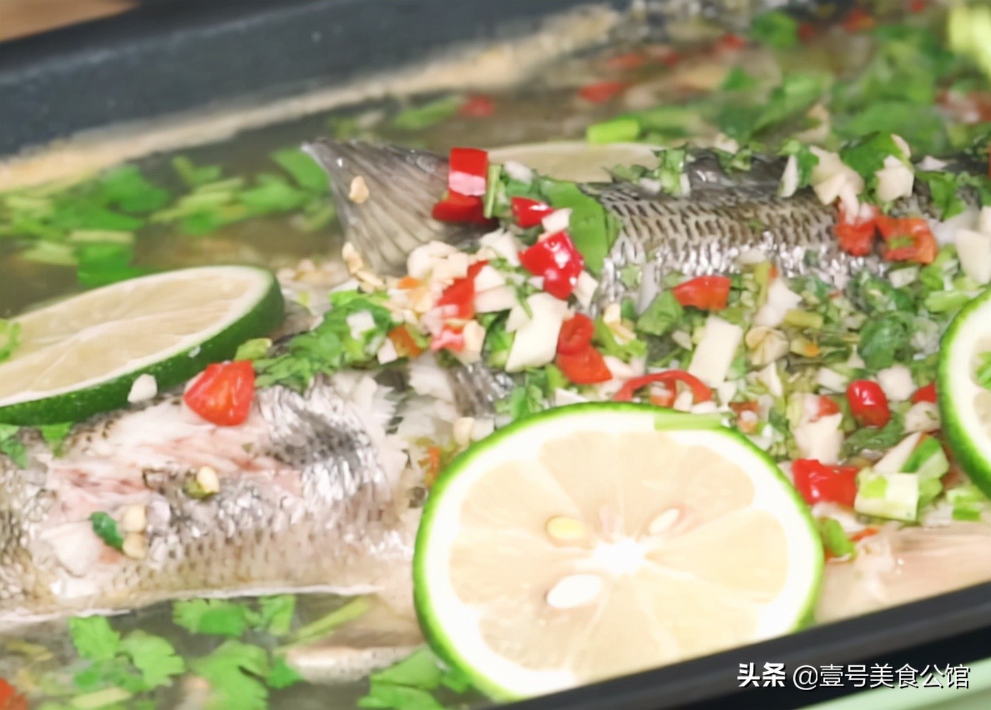 泰式风味青柠蒸鲈鱼，蒜香浓郁，鲜酸微辣，吃一次念念不忘
