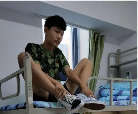 黑龙江某高校男生睡走廊4年，一鞋、一被、一推书，他活得很明白