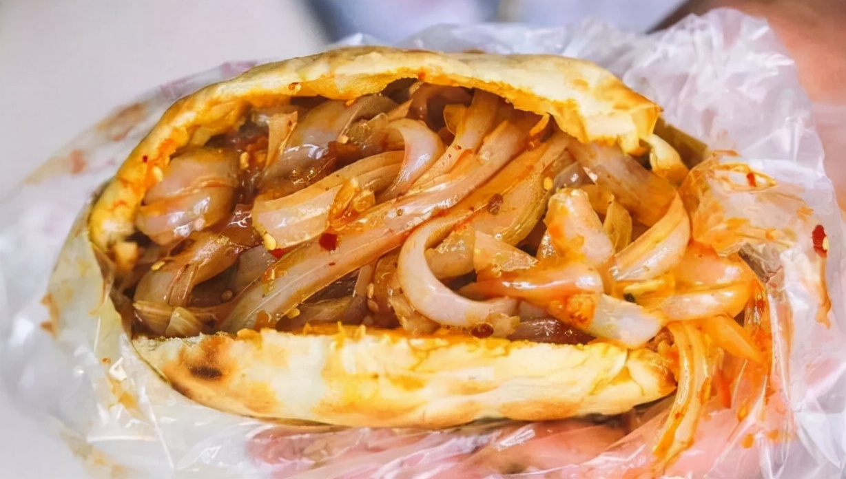 锅盔灌凉粉是南充的一道著名小吃,里边夹的就是豌豆凉粉,它好吃的秘诀