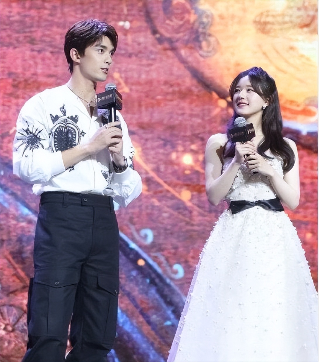 《星汉灿烂》发布会现场，吴磊搞笑模仿退退退，这次和赵思露CP？