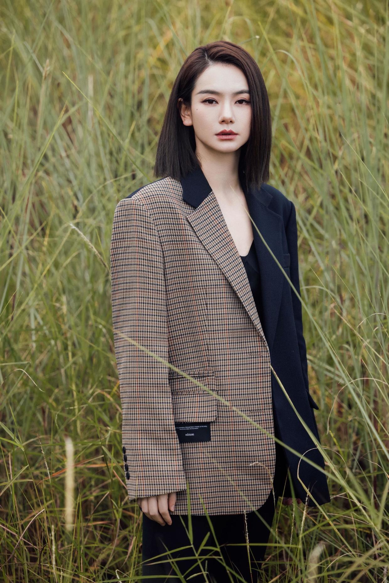 戚薇才是机场穿搭一姐,驼色大衣搭配棒球帽,演绎不费劲的时髦