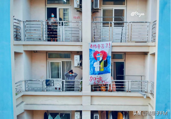 小菜场里的免费法律咨询摊儿，校园里的教授级外卖员~现在的志愿者，“卷”得漂亮