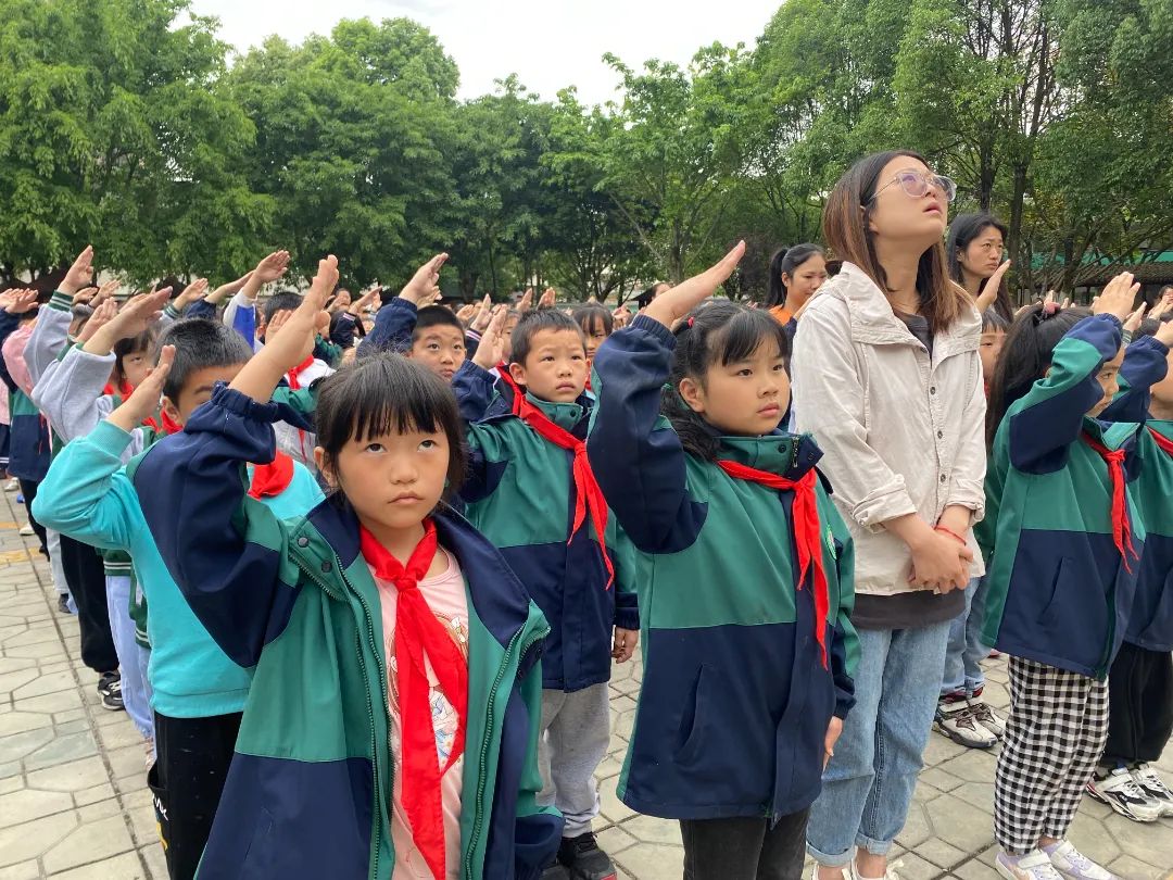 四川天府新区永兴小学举行“美好生活 劳动创造”主题升旗仪式