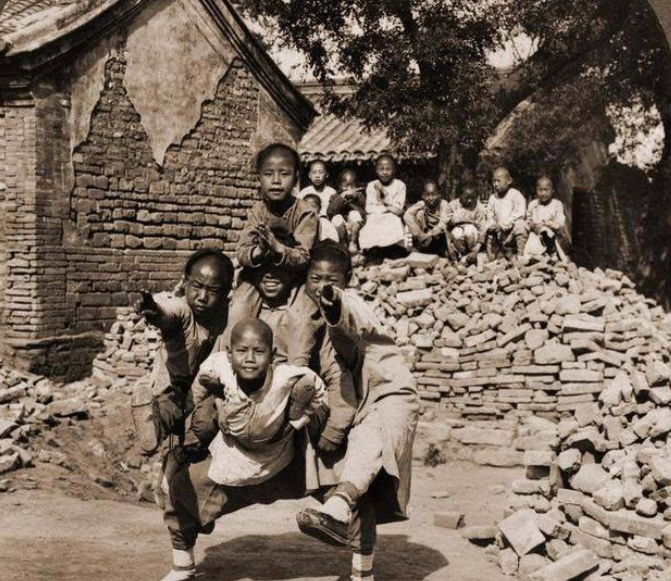 小德张:中国最后一任太监总管,娶了四个姨太太,晚年卖油炸果子