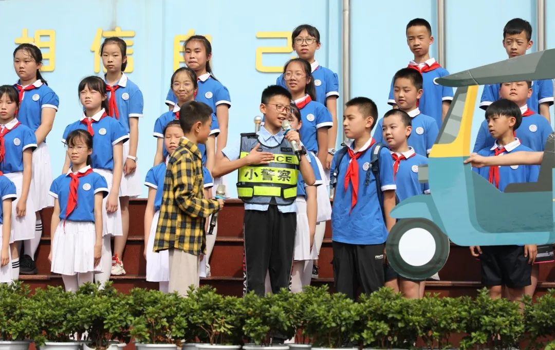 成都市双流区棠湖小学举行“交通安全主题”升旗仪式