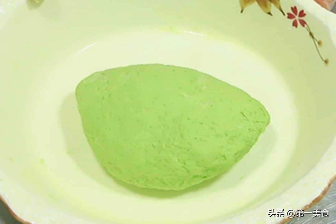 “清明吃一草，百岁不显老”！“1草”是啥？采摘短，清明正当吃