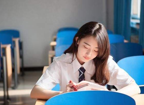 毕业生用“梗图”吐槽大学生活，学生直呼真实，堪比一部退化史