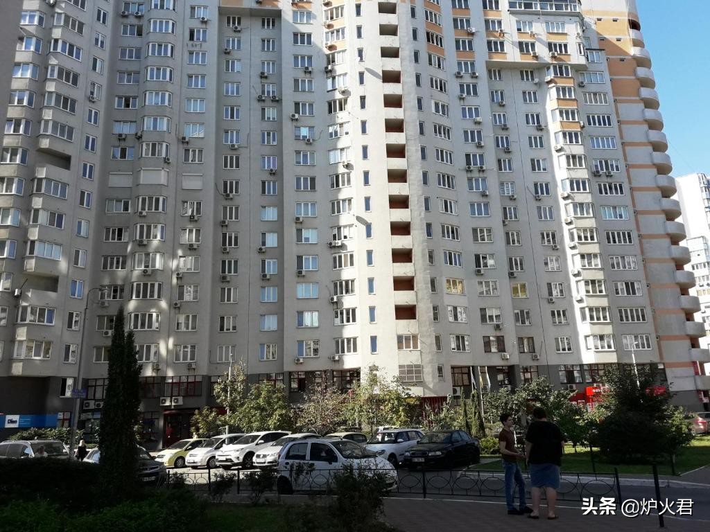 乌克兰的生活水平到底如何？全国房价普降，物价令人无比羡慕