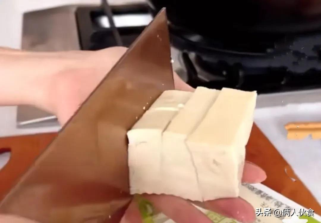 董洁晒牛肉炒面，引来5万网友点赞：耐心做饭的妈妈，样子很美