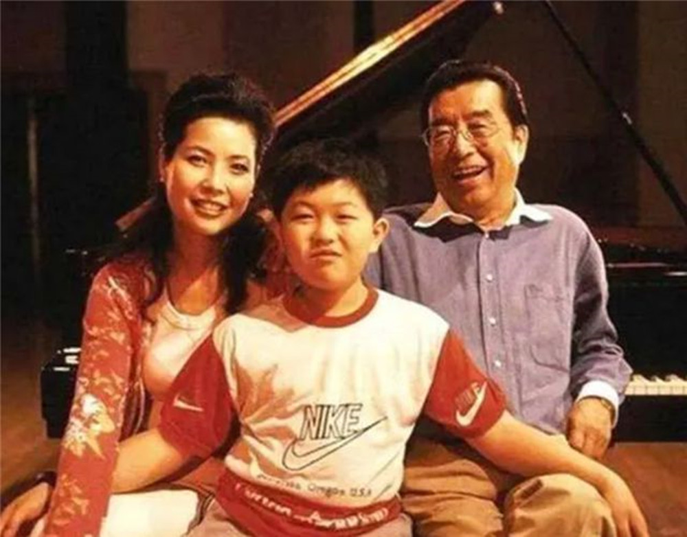 李天一书法曝光，专家大赞不已，网友：是个人才，就怪父母太溺爱