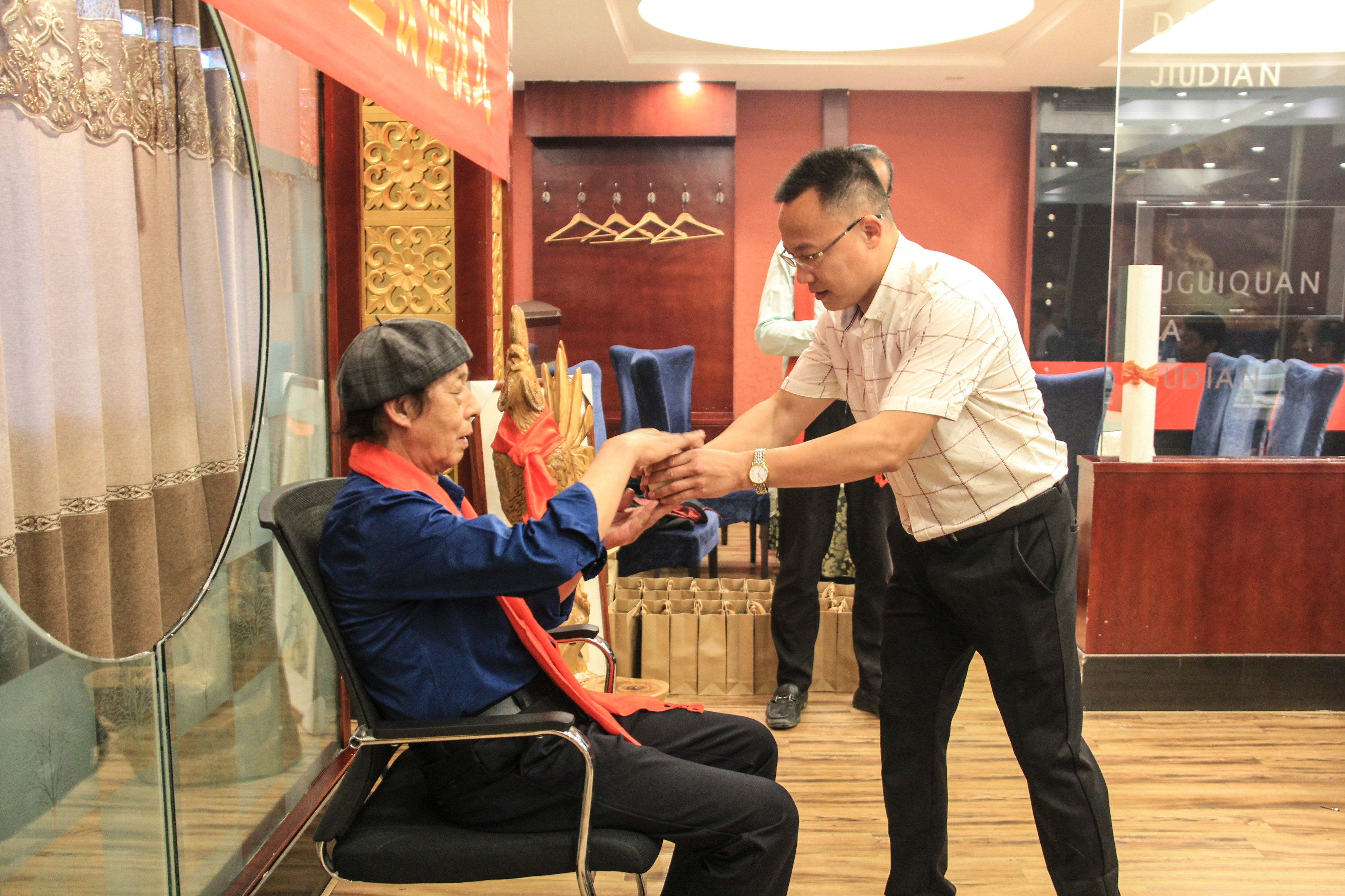 书画名家韩兴文先生收徒仪式在富贵泉酒店举行