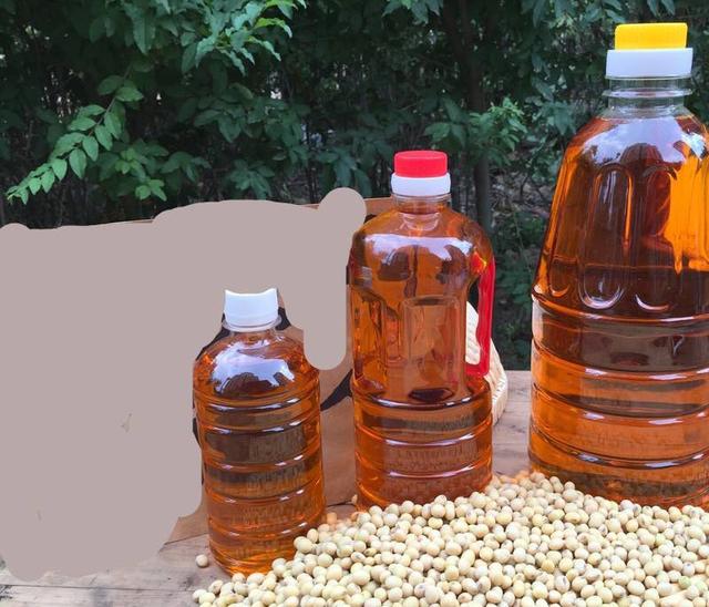 植物油里的大豆油最不健康？营养师提醒：这2种油最好少吃或不吃