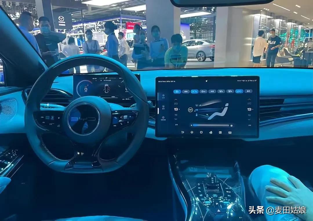 全新比亚迪海豹进店，对标特斯拉Model3，引围观，续航700公里