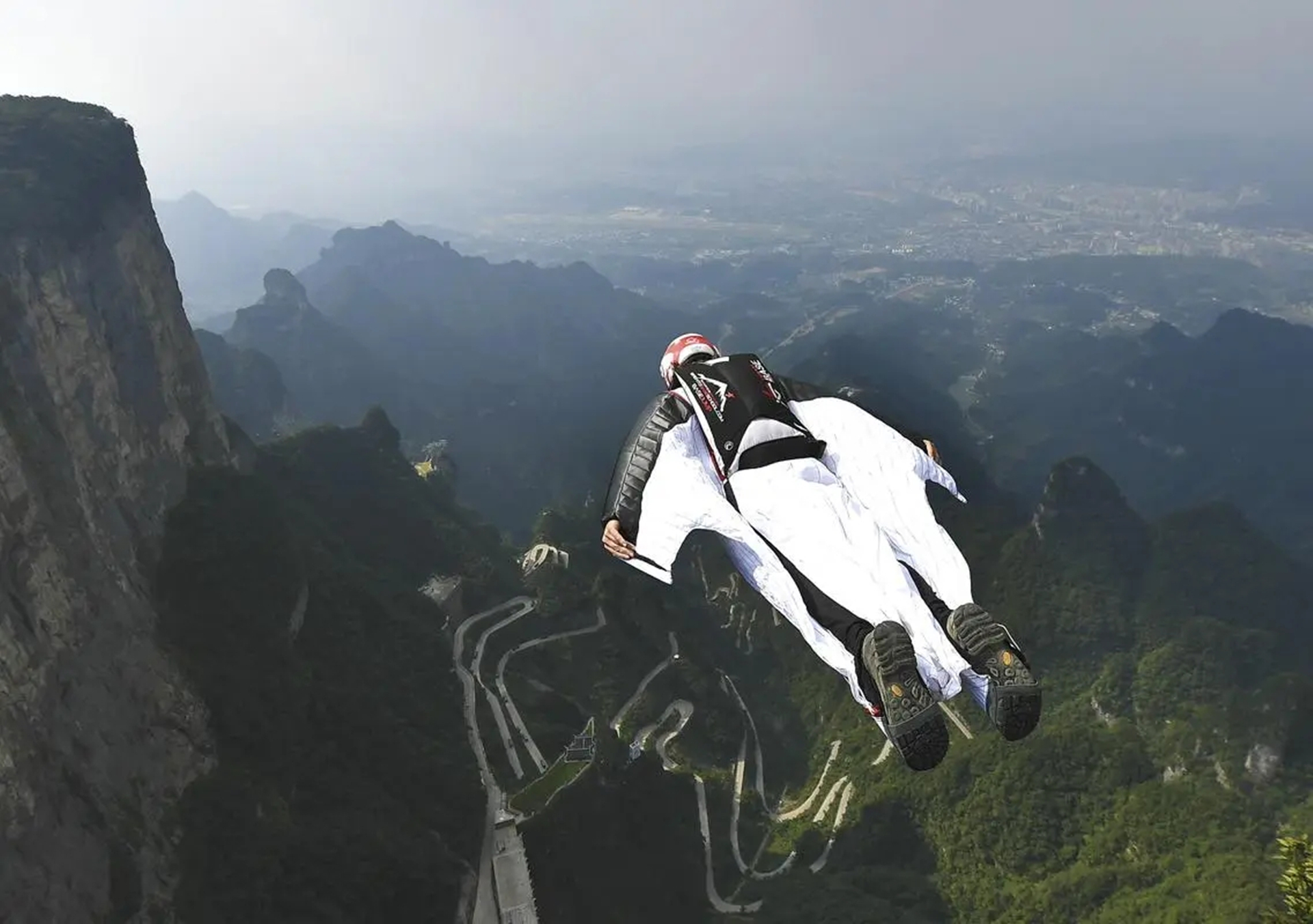 2020年，大学生刘安在天门山翼装飞行时遇难，这项极限运动值得吗