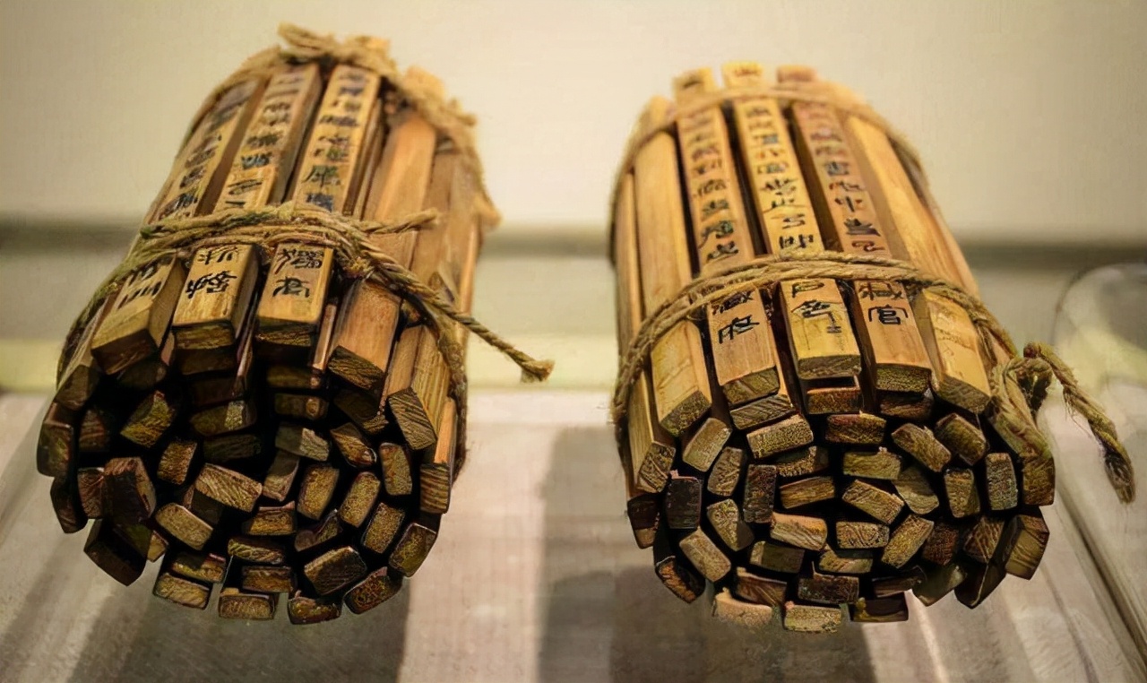 在执刑以前,赢虔百般恳求商鞅,能否砍下他的胳膊代替劓刑,但商鞅执法