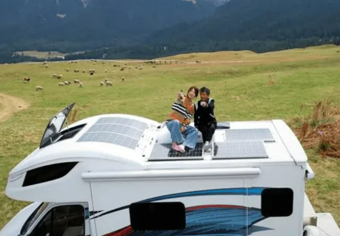 贫民窟女孩创业6年身价过亿，关掉公司陪七旬养父全国游，炒作？