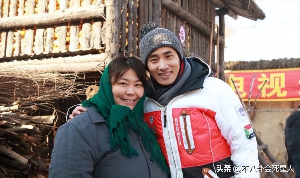 李菁菁与小21岁的90后丈夫离婚！入赘7年净身出户，直播哭诉要财产